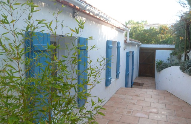 House in Barbâtre, direct beach access, pets allowed