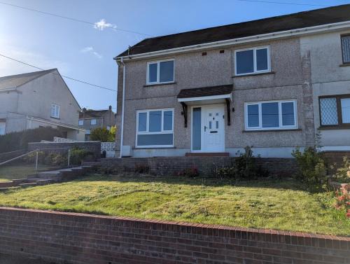 House in Pontyberem, Carmarthenshire - Long stays welcome!