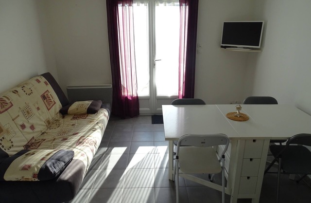 House in residence with swimming pool 10 minutes from the beach
