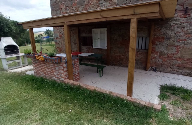 House nestled in the Tuscan countryside ideal for families. supermarkets 4km away