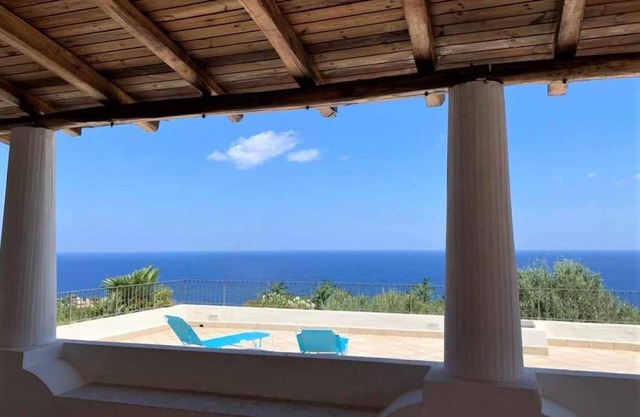 House Nina, with terrace overlooking the sea