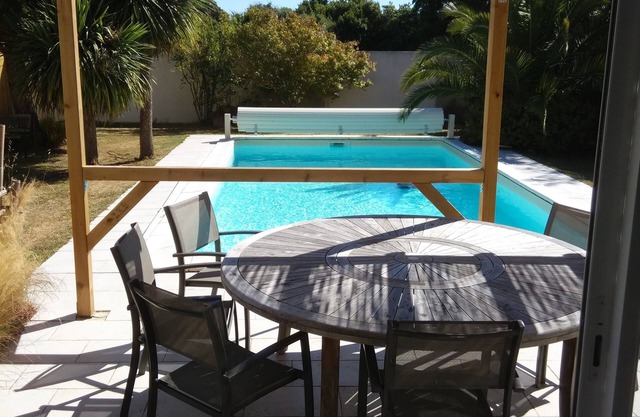 House on fenced garden with heated swimming pool;rental from Saturday to Saturday
