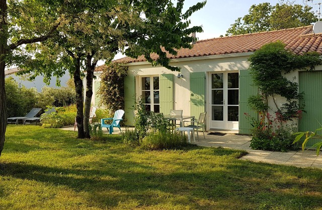 House on quiet shady plot, near sea, village center and cycle paths