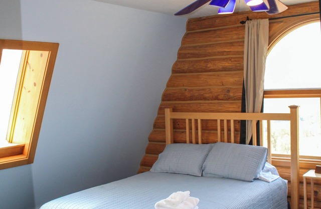 House on the Hill/5 bedrooms/overlooks all of Kernville