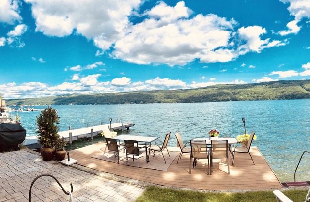 HOUSE RIGHT ON THE WATER- NO EXTRA CLEANING FEES