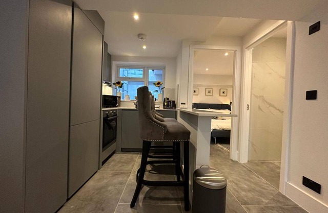 House - Sleeps 4 & Free Parking
