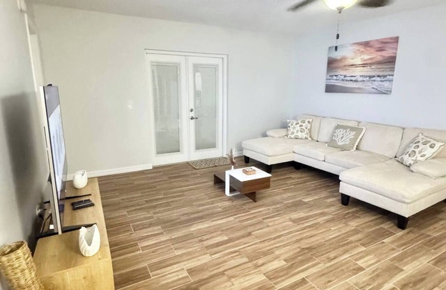 House w Pool, Close to the Parks