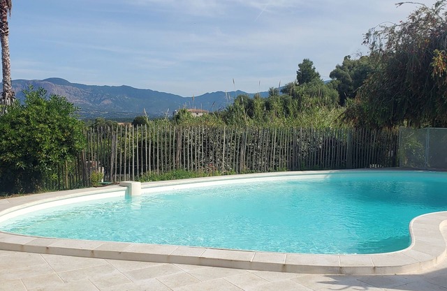 House with 13 beds and large swimming pool, 10 min from the beach