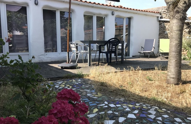 House with garden in the center of La Chaume, close to beaches and shops