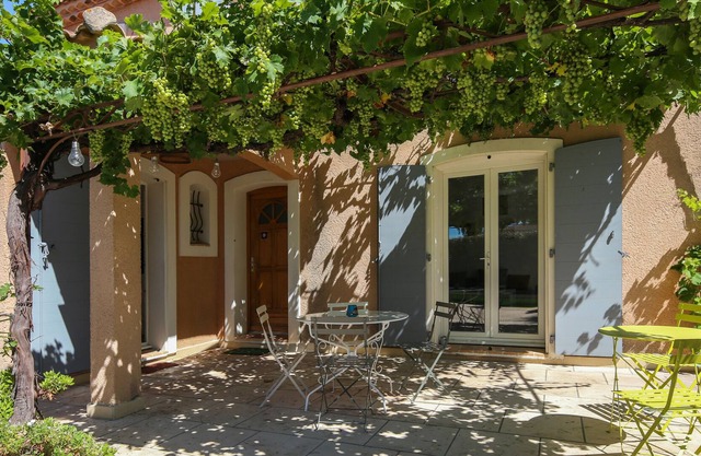 House with terrace and garden near Avignon