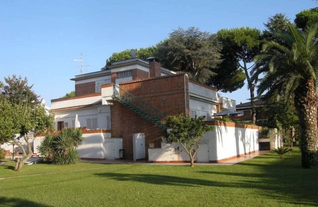 House with garden close the beach