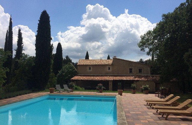 House with large pool in Ménerbes, Luberon