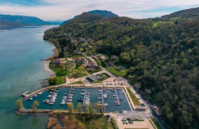 House with panoramic lake view, 2 steps from the beach