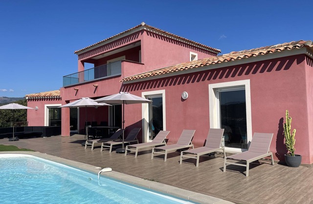 House with pool 10 people