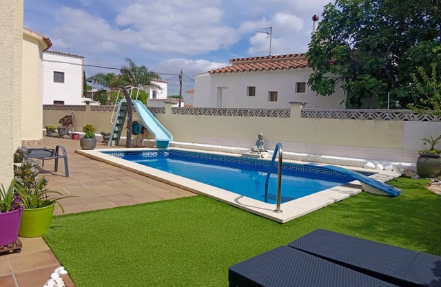 House with pool close to the sea
