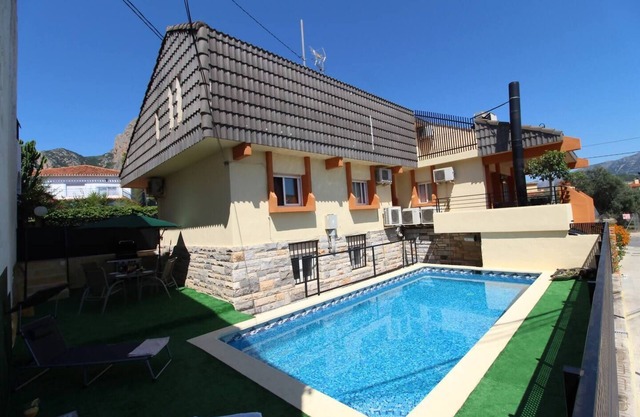 House with private pool and barbeque