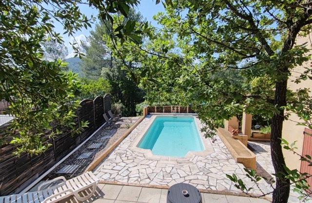 House with swimming pool in Provence verte