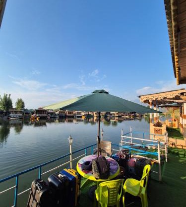 Houseboat Young Life