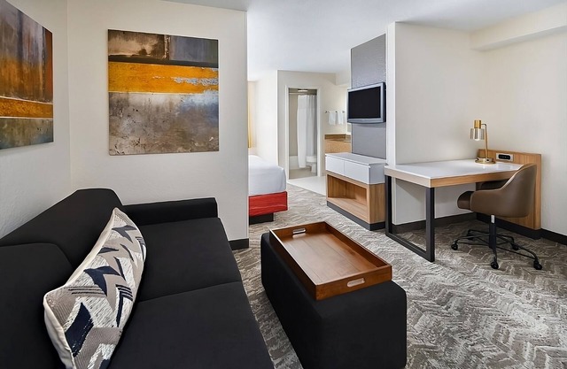 Houston Getaway: Pool Access, Free Airport Shuttle | Near Houston Zoo | 3 Rooms