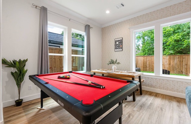 Houston's Very Best! Centrally Located Modern Home w/Hot Tub - 5Beds/4Baths