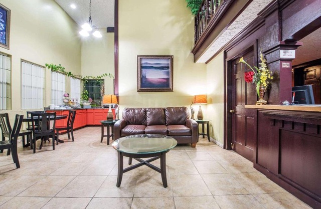 Howard Johnson by Wyndham San Marcos