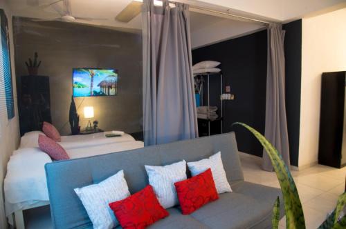 Htl & Suites Camino Real, ubicación, parking, facturamos