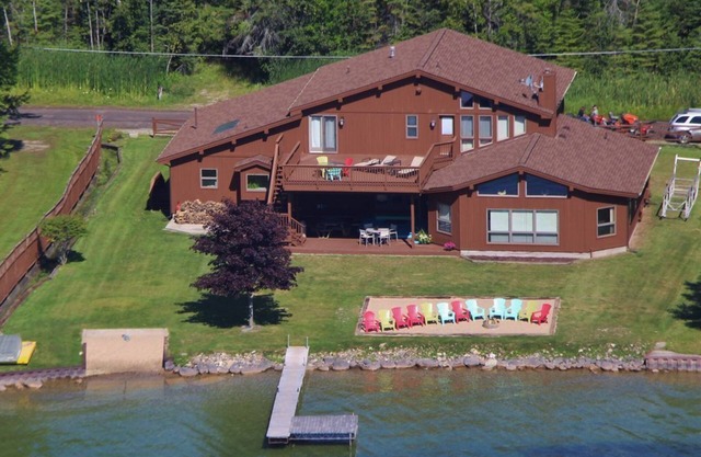 Hubbard Lake Waterfront Estate 4 Bedrooms/4 Bathrooms - 4400 sq ft