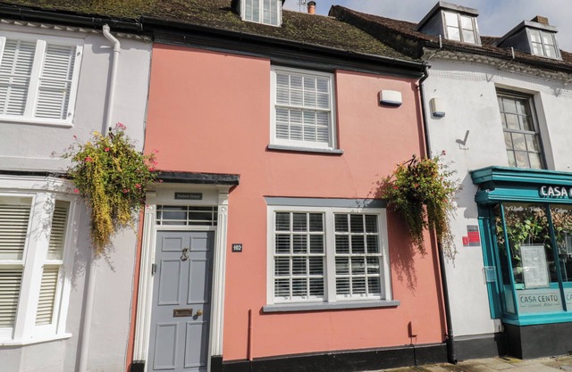 HUDSON HOUSE, pet friendly, with a garden in Stony Stratford