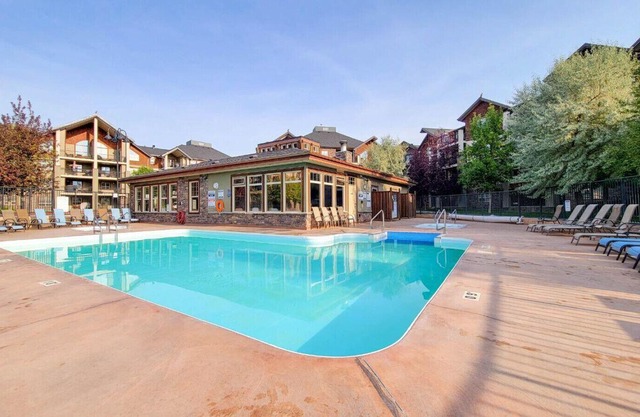 Hudson Pointe | Top Floor | Pool | Hot Tub | Gym