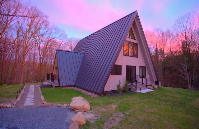 Hudson Valley Luxury A-Frame Movie Theater~Arcade~Games-Hot Tub~Just 60-mi~NYC.