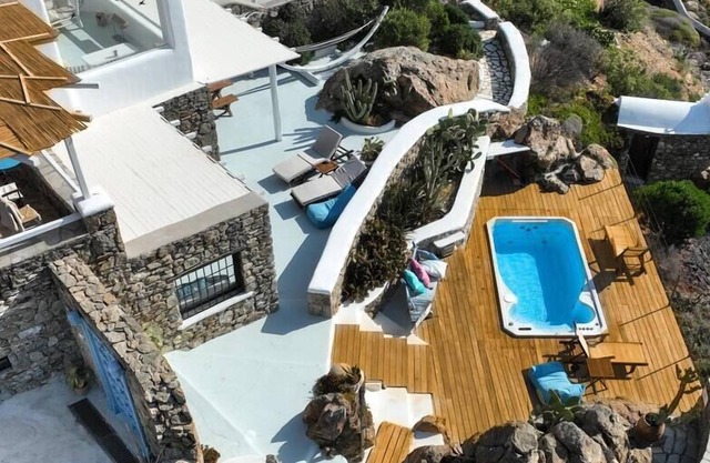 Huge 3 Bedroom Villa l Private Jacuzzi l Sea Views