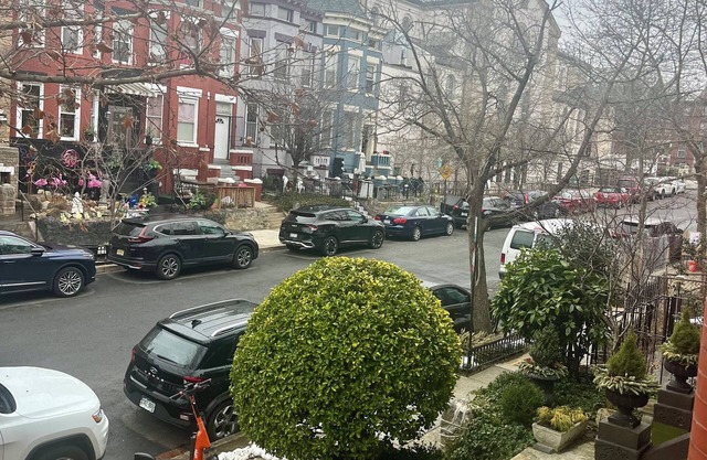 Huge 4-bedroom apt NW DC Walk to Metro, 1 mile to Capitol hill