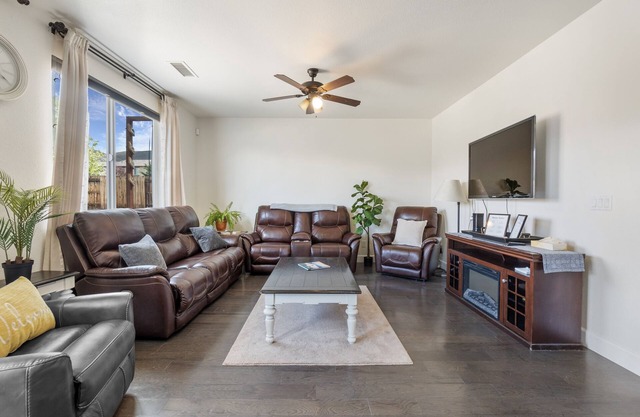 Huge 5-bedroom 4 bath-30 minutes to Lake Tahoe-Outdoor Oasis