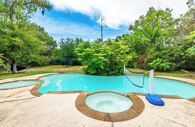 Huge 6 Bedroom with Heated Pool, Spa, 85" Television, Game Room, BBQ, Hot Tub