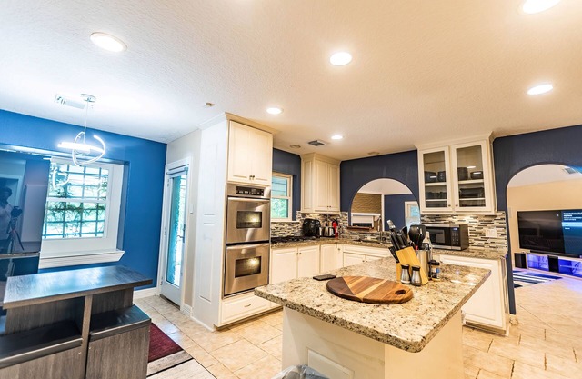 Huge 6 Bedroom with Pool, Spa, 85" TV, Air Hockey, Pool Table, Ping Pong, BBQ