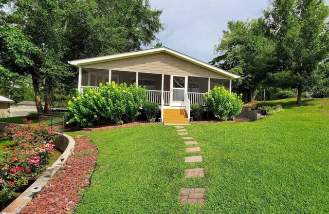 Huge Boathouse, Screened Porch, Firepit, 3 King Beds