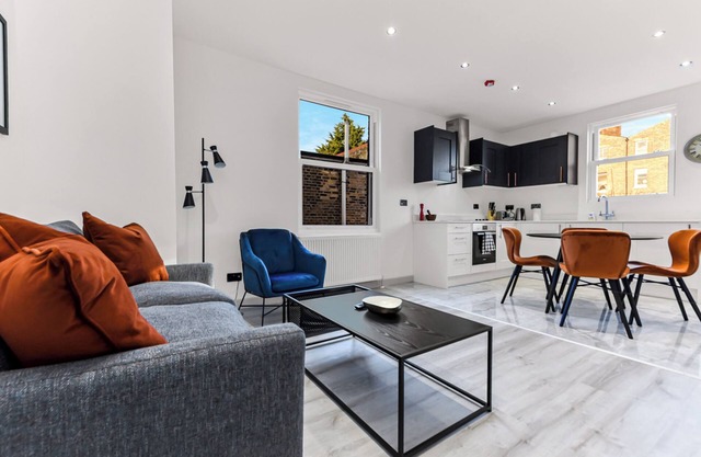 Huge, Brand-New Flat for Friends & Families!
