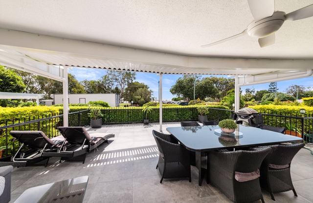 HUGE PRIVATE SECURE COURTYARD WATERFRONT VIEW SLEEPS 4 Adults & 1 Child