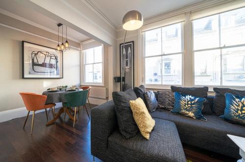 Huge Town Centre 2 Bed Flat with Free Parking