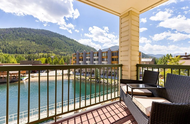 Huge Updated Condo on Lake, Pool & Hot Tub Access, Stunning Keystone Lake Views