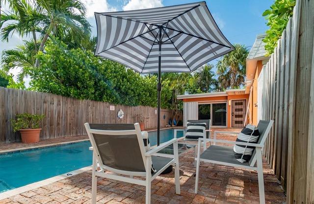 Hummingbird Private Heated Pool Cottage Downtown, The Square, Beach!