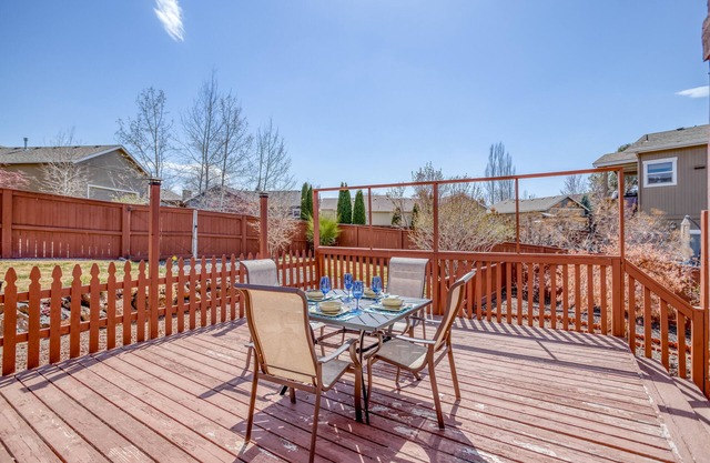 Hunter's Circle- Mountain Views, Dok Ok, with a Fenced Yard, Close to Town