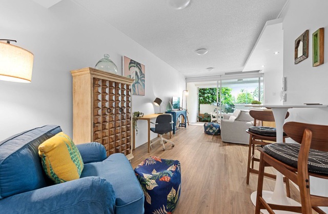 Hustle & Bustle! 2 Bed/1Bath/1Car/Pool ~ Teneriffe