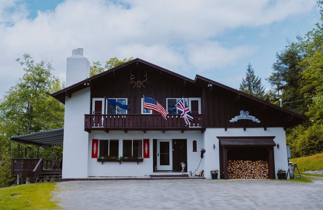Iconic Hilltop Chalet on Magic Mountain- Mountain Views-Family-Friendly Escape