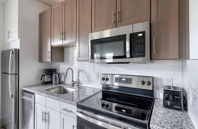 Ideal Downtown 1BR w/Deck & Gym, nr Convention Center, by Blueground