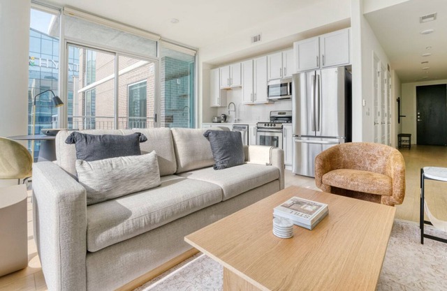 Ideal Downtown Austin 1BR w/ Gym, Pool & W/D, nr Rainey St, by Blueground