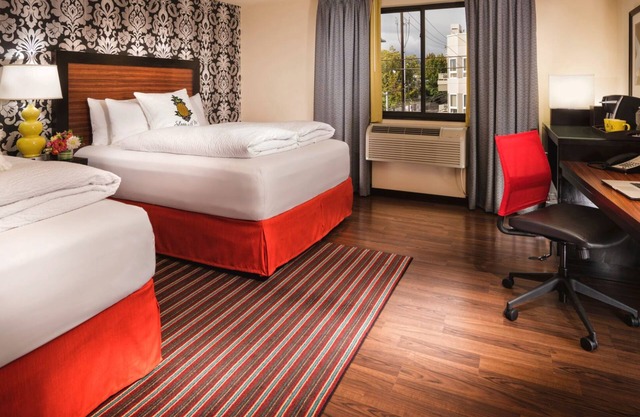 Ideal for Groups: 2 Rooms w/Pool Access Steps Away from the Space Needle