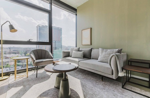 Ideal West Loop 1BR w/Pool, Gym, Spa, W/D & Elevator, by Blueground