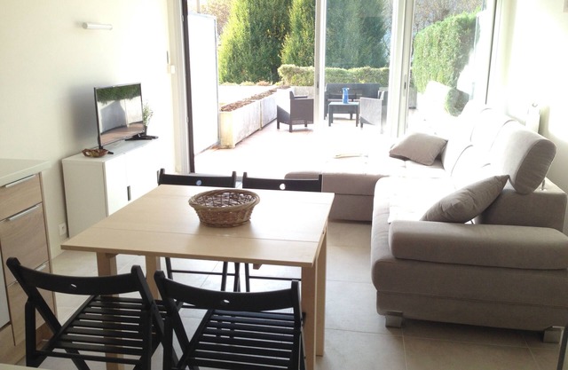 Ideally located on the harbor in the fresh air of the lake! perfect to accommodate 4