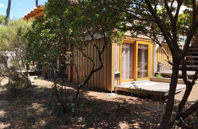 Ideally located, wooden bungalows 200m from the ocean, 10km from Lacanau